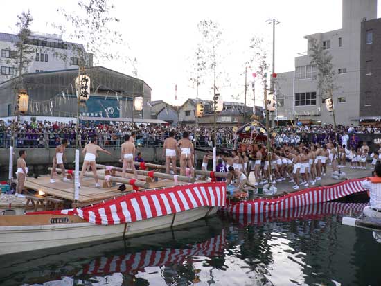 秋の播州祭り「高砂祭り」神輿を船に載せる前
